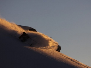  practican esquí extremo en invierno 